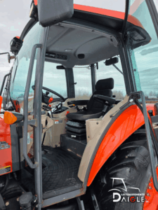 Cabine Kubota M7060 2016 porte ouverte