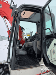 Intérieur cabine excavatrice Link-Belt 75X3 porte ouverte