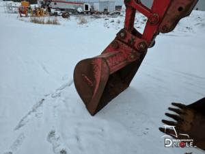 Gros plan du godet d’excavatrice Link-Belt 75X3 dans la neige