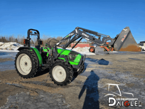 Deutz-Fahr Agrolux 320 tractor with front loader bucket