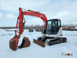 Excavatrice Link-Belt 75X3 avec godets et lame avant dans la neige