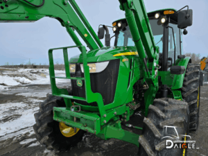 Avant John Deere 6130D capot et grille