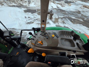 John Deere 6130D hydraulic levers