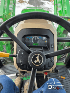 Tableau de bord John Deere 6130D vue conducteur