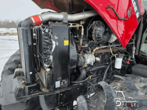 Moteur du tracteur Case IH MXM120 avec capot ouvert