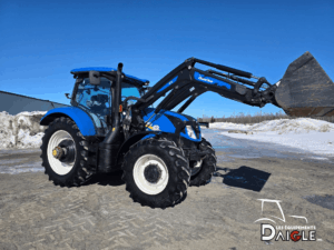 New Holland T6.180 2020 avec bucket levé en cour extérieure