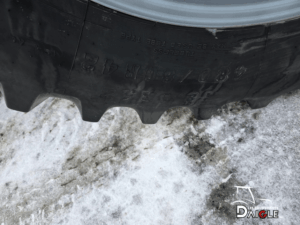 Détail du pneu agricole arrière du tracteur Case IH MXM120 montrant les dimensions et l’état du pneu.
