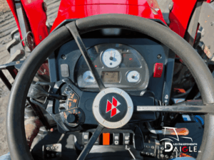Volant et tableau de bord Massey Ferguson 4710 avec indicateurs