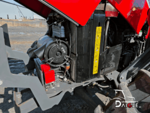 Compartiment moteur Massey Ferguson 4710 ouvert avec filtre et radiateur