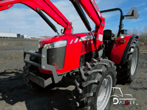 Avant du Massey Ferguson 4710 avec grille et pneus agricoles