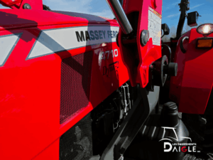 Logo Massey Ferguson 4710 et panneau moteur