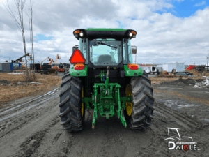 Arrière du tracteur John Deere 5115M avec attelage 3 points