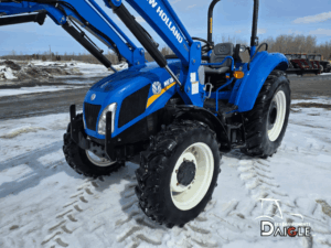 Avant du tracteur New Holland PowerStar 75 avec loader et pneus agricoles