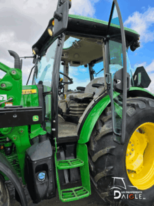 Cabine du tracteur John Deere 5115M accès conducteur