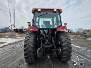 Angle avant du tracteur Case IH MXM120 mettant en valeur son design robuste.