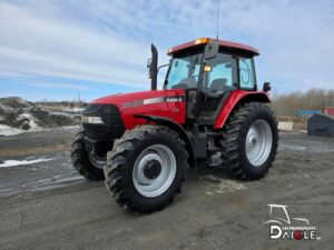 Vue latérale complète du tracteur Case IH MXM120 en excellent état disponible chez Les Équipements Daigle.