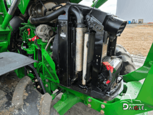 Compartiment moteur John Deere 5115M vue latérale avec batterie et alternateur