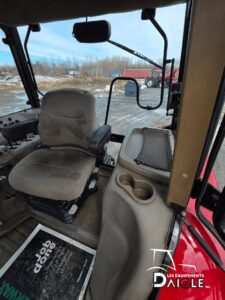 Vue de la cabine du Case IH MXM120 avec siège opérateur et accès facile.