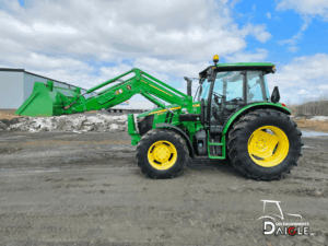 Tracteur John Deere 5115M avec chargeur frontal vue complète côté