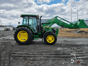 Tracteur John Deere 5115M sur terrain avec chargeur frontal