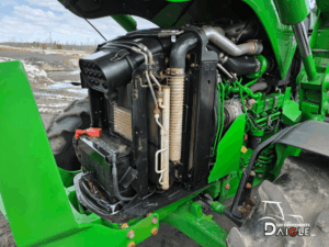 Moteur John Deere 5115M avec radiateur et composants visibles