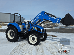 Tracteur New Holland PowerStar 75 avec loader frontal en position de travail