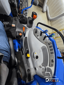 New Holland PowerStar 75 gear and hydraulic control levers