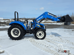 Tracteur New Holland PowerStar 75 vue latérale avec chargeur frontal sur neige