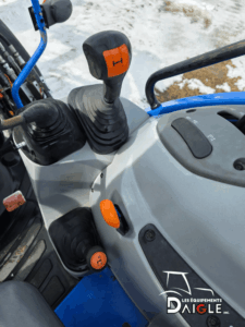 Controls and levers of New Holland PowerStar 75 tractor