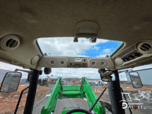 Toit cabine John Deere 5115M avec ventilation et vue sur loader