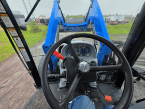 Vue conducteur depuis l’intérieur de la cabine du New Holland T6020.