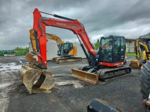 2019 Kubota KX080-4SG excavator with hydraulic thumb and front blade at Les Équipements Daigle.