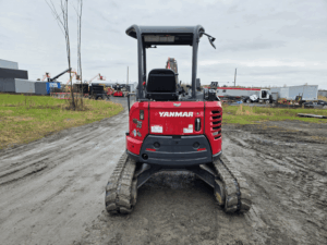 Vue arrière de l’excavatrice Yanmar ViO35 compacte sur chenilles