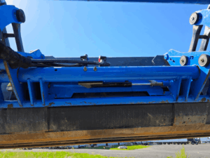 Vue sous le bucket du chargeur frontal New Holland