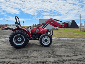Tracteur Case IH Farmall 70A avec loader vu du côté droit