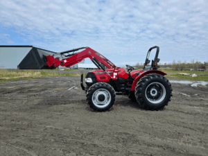 Vue latérale du tracteur Case IH Farmall 70A avec chargeur frontal