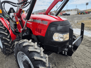 Gros plan du devant du tracteur Case IH Farmall 70A avec loader