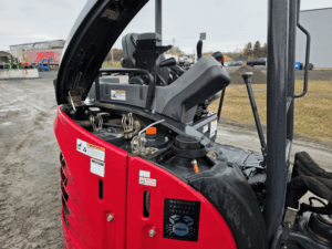 Compartiment sous siège ouvert de l’excavatrice Yanmar ViO35