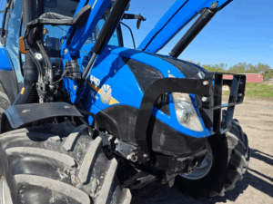 Close-up of the hood and loader on the New Holland T6.180 tractor