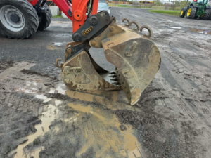 Godets d’excavatrice Kubota KX080-4SG avec attache rapide hydraulique.