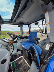 Poste de conduite intérieur du tracteur New Holland T5.105 EC.