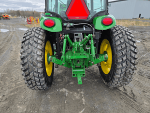 John Deere 4066R rear hitch hydraulic detail