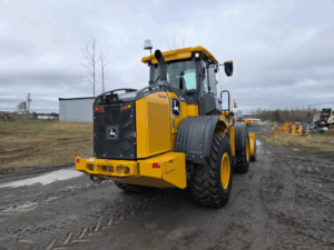 Chargeuse John Deere 524L High Lift vue arrière angle droit