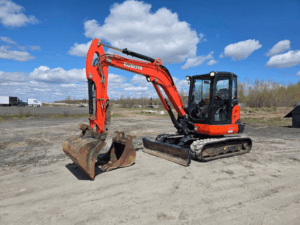 Kubota KX057-4 2021 vue avant gauche avec godets d’excavation.