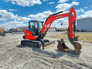 Kubota KX057-4 2021 avec accessoires et godets.