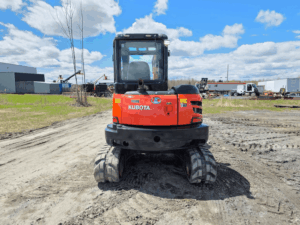 Arrière de l’excavatrice Kubota KX057-4 2021 sur chenilles.