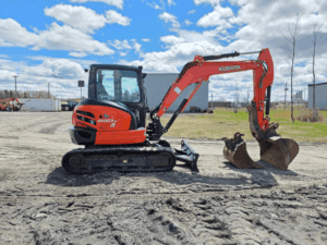 Excavatrice Kubota KX057-4 2021 vue côté droit avec lame avant.