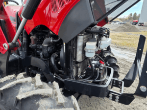 Moteur du tracteur Case IH Farmall 70A avec capot ouvert