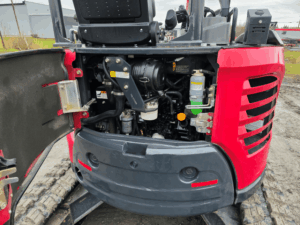 Compartiment moteur ouvert de l’excavatrice Yanmar ViO35