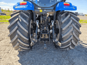 Hydraulic rear hitch on New Holland T6.180 tractor